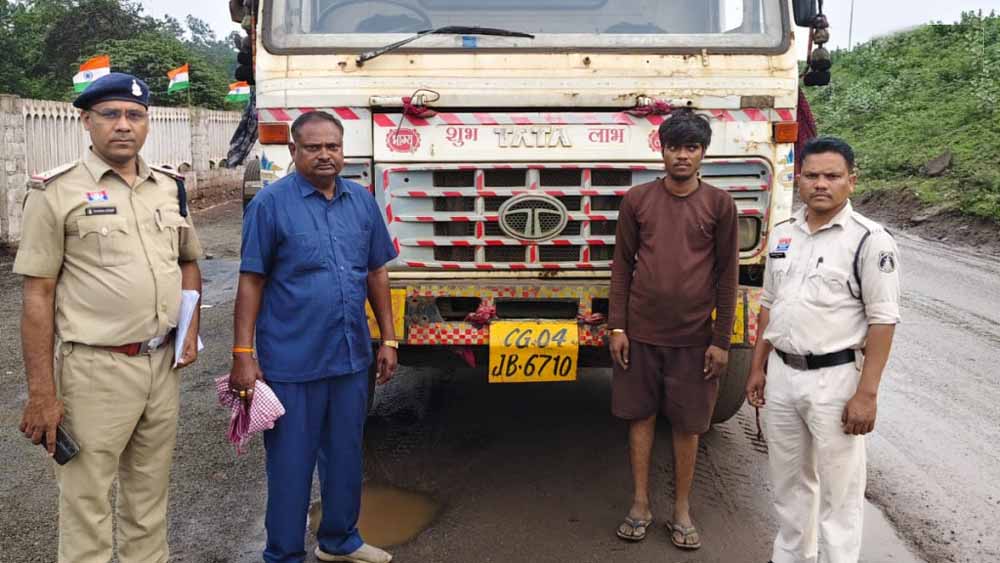 Raipur में बड़ी कार्रवाई: 4 अवैध मालवाहक वाहन पकड़े, 700 क्विंटल स्पंज और स्क्रैप जब्त Raipur में बड़ी कार्रवाई: 4 अवैध मालवाहक वाहन पकड़े, 700 क्विंटल स्पंज और स्क्रैप जब्त