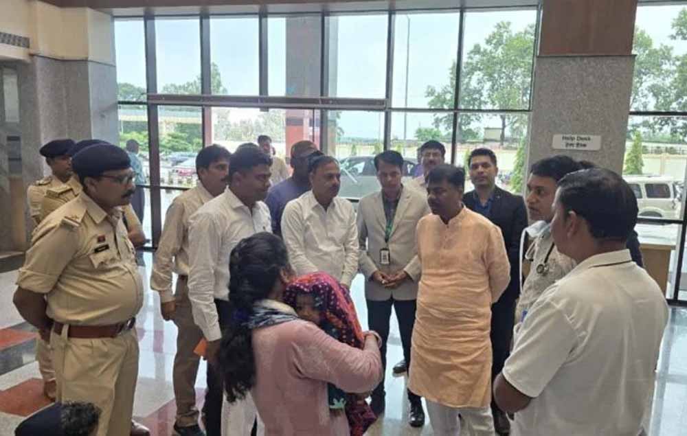जगदलपुर अस्पताल पहुंचे वन मंत्री, सड़क हादसे में घायल जवानों का जाना हालचाल