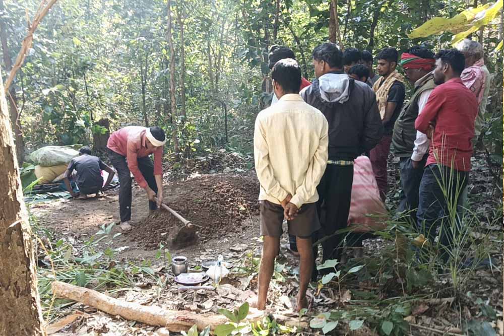 धमतरी में शव दफनाने को लेकर बवाल, हिंदू रीति-रिवाज से अंतिम संस्कार पर बनी सहमति धमतरी में शव दफनाने को लेकर बवाल, हिंदू रीति-रिवाज से अंतिम संस्कार पर बनी सहमति
