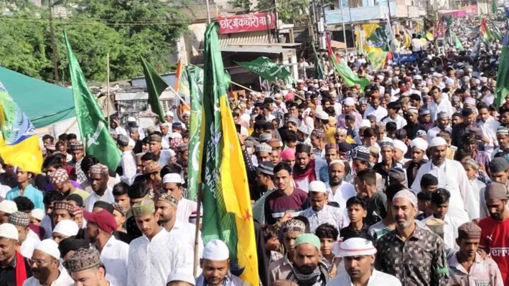 ईद मिलादुन्नवी जुलूस में नियम ताक पर, तेज डीजे और कार्बाइड गन से मचा हंगामा