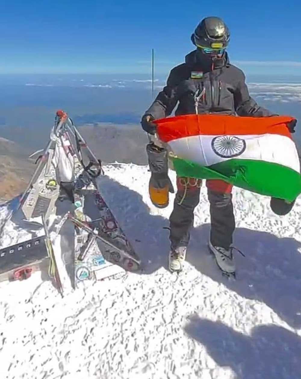मध्यप्रदेश पुलिस की महिला आरक्षक वर्षा पटेल ने यूरोप की सर्वोच्च चोटी माउंट एल्ब्रुस पर फहराया तिरंगा