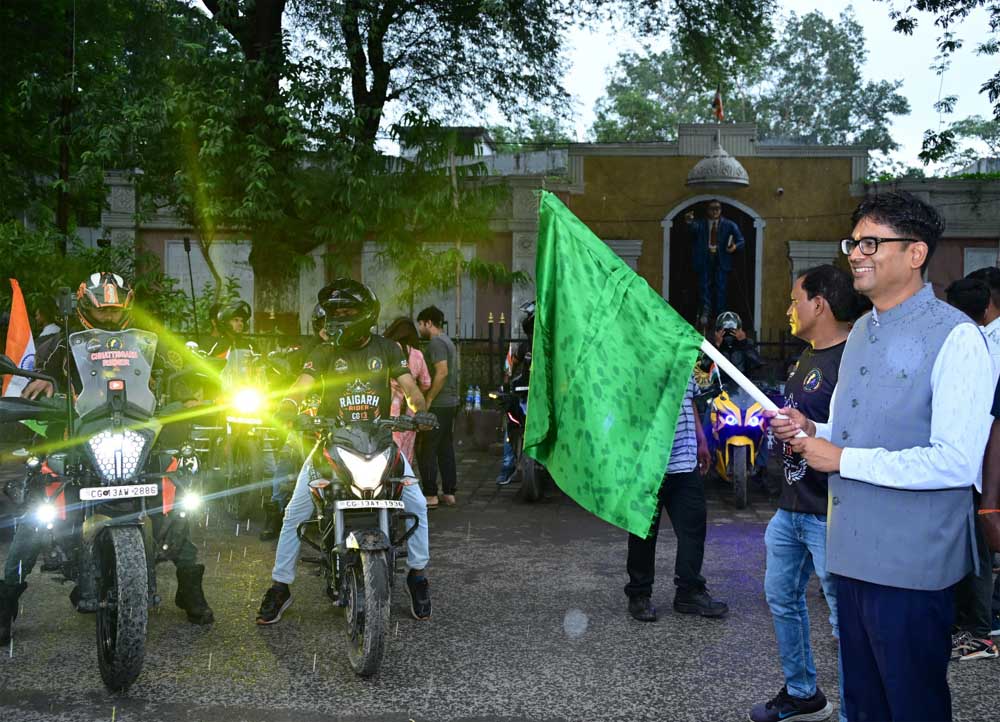स्वतंत्रता दिवस की पूर्व संध्या पर रायगढ़ में निकला भव्य तिरंगा फ्लैग मार्च