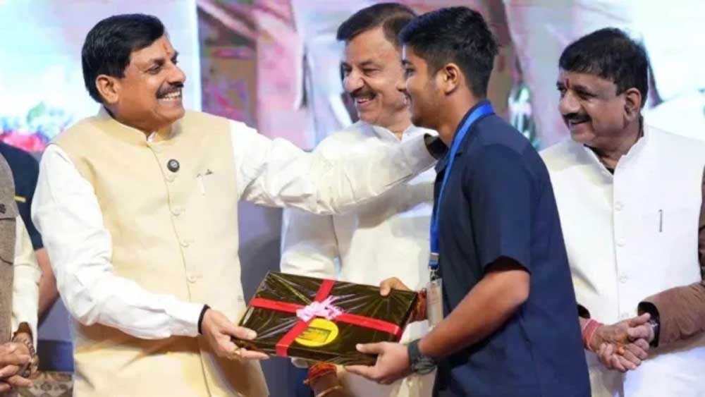 मेधावी छात्रों के लिए बड़ी सौगात, MP के 1.22 लाख विद्यार्थियों को मिलेंगे ₹25 हजार मेधावी छात्रों के लिए बड़ी सौगात, MP के 1.22 लाख विद्यार्थियों को मिलेंगे ₹25 हजार