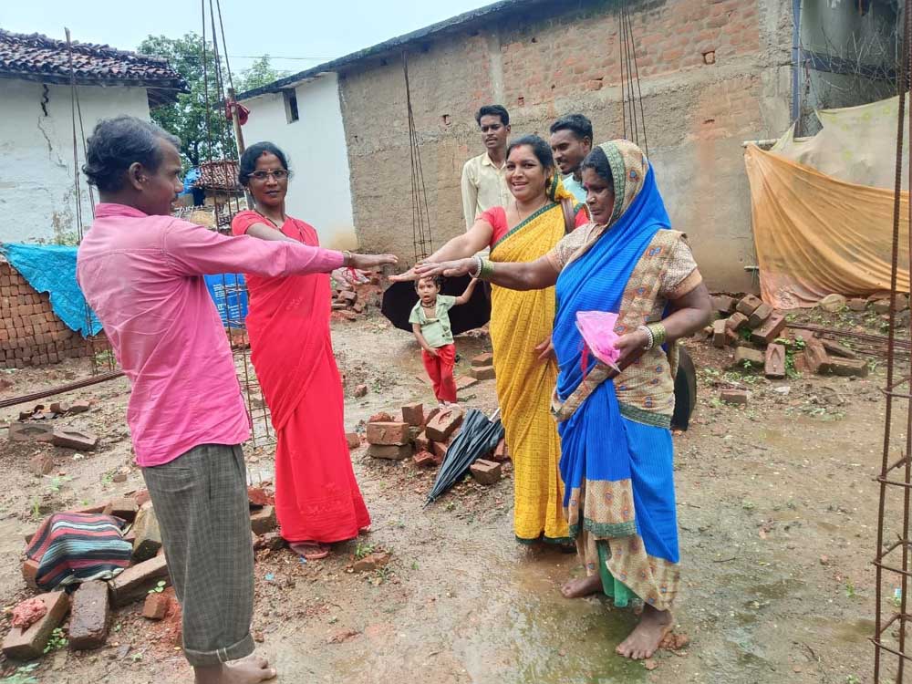 मोहला की ग्राम पंचायतों में अनूठे अंदाज में मनाया गया रक्षाबंधन, आवास हितग्राहियों को बांधा रक्षा सूत्र मोहला की ग्राम पंचायतों में अनूठे अंदाज में मनाया गया रक्षाबंधन, आवास हितग्राहियों को बांधा रक्षा सूत्र