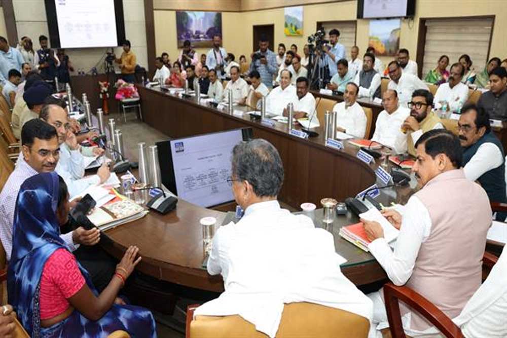 सीएमएचओ, तहसीलदार एवं पटवारी निलंबित, सीईओ जनपद और श्रम अधिकारी की एक-एक वेतनवृध्दि रोकने के आदेश, अन्य तीन को नोटिस सीएमएचओ, तहसीलदार एवं पटवारी निलंबित, सीईओ जनपद और श्रम अधिकारी की एक-एक वेतनवृध्दि रोकने के आदेश, अन्य तीन को नोटिस