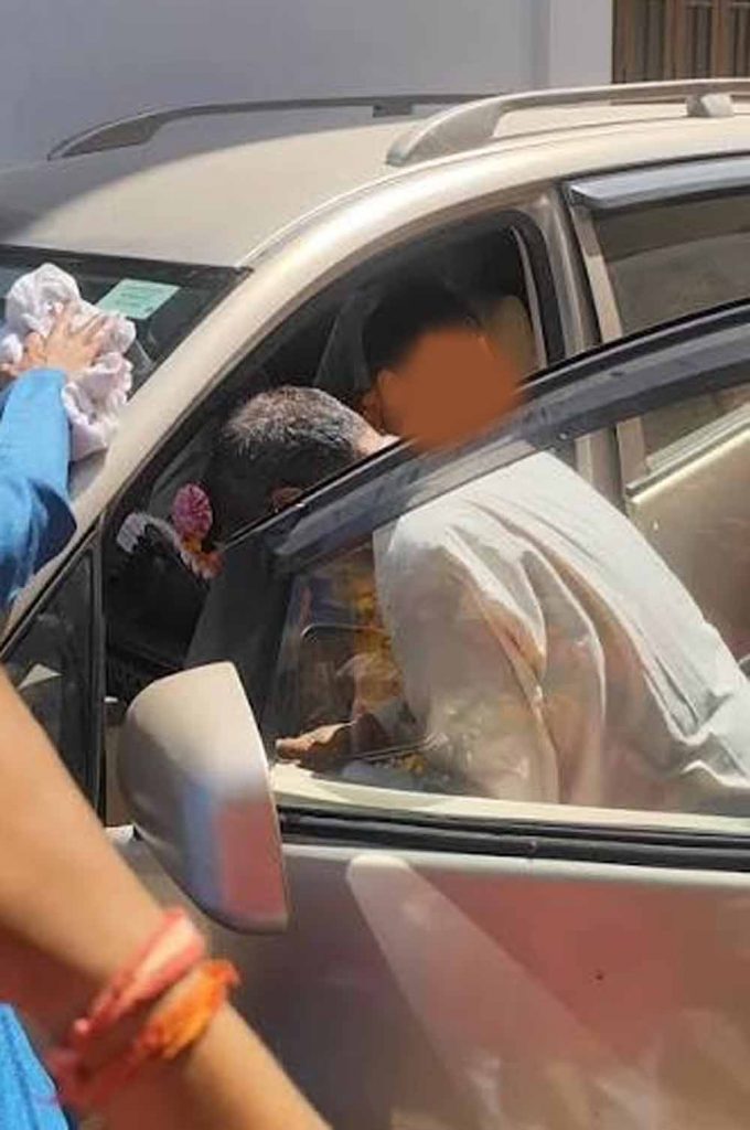 95 साल की बुजुर्ग महिला को नहीं होना पड़ा परेशान, बयान लेने पार्किंग में कार के पास पहुंचे SDM 95 साल की बुजुर्ग महिला को नहीं होना पड़ा परेशान, बयान लेने पार्किंग में कार के पास पहुंचे SDM
