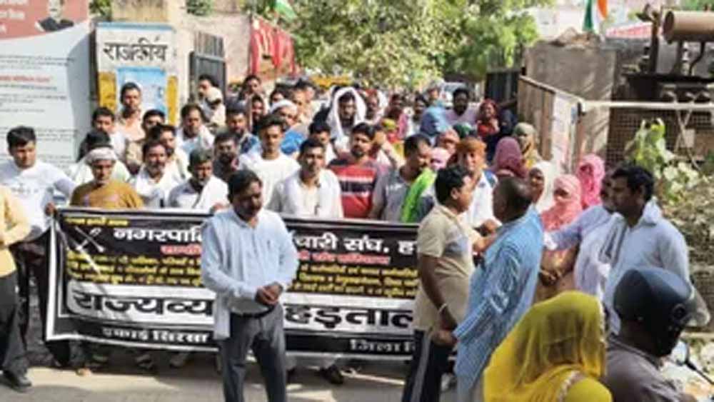 सफाई कर्मचारियों की हिरासत पर बवाल! गुस्साए कर्मियों ने सिरसा नगर परिषद को लगाया ताला