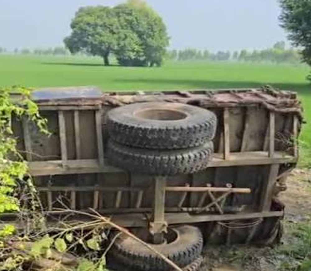 करनाल में बड़ा हादसा: खेत में पलटी ट्रैक्टर-ट्रॉली, तीन लोगों की मौत से मचा हड़कंप