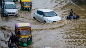 Haryana Weather: मूसलाधार बारिश से तबाही, मकान गिरे, नदी का तटबंध टूटा, बाढ़ का अलर्ट Haryana Weather: मूसलाधार बारिश से तबाही, मकान गिरे, नदी का तटबंध टूटा, बाढ़ का अलर्ट