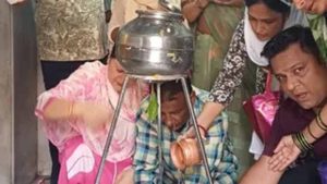 पानीपत में पहले सावन सोमवार पर शिव मंदिरों में लगी भक्तों की लंबी कतारें पानीपत में पहले सावन सोमवार पर शिव मंदिरों में लगी भक्तों की लंबी कतारें