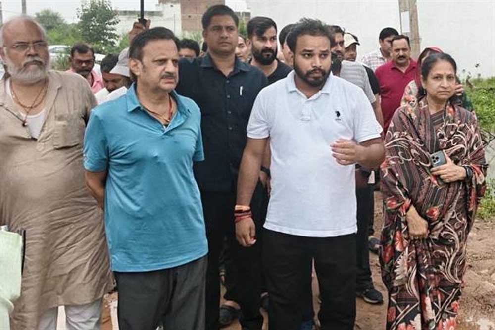 जलभराव प्रभावित क्षेत्रों में खुद पहुंचे उप मुख्यमंत्री शुक्ल, 9 लोगों को कराया रेस्क्यू जलभराव प्रभावित क्षेत्रों में खुद पहुंचे उप मुख्यमंत्री शुक्ल, 9 लोगों को कराया रेस्क्यू