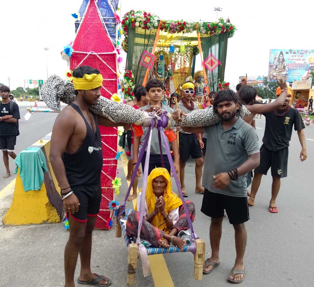 95 वर्षीय सोनदेवी को हरिद्वार में कराया गंगा स्नान