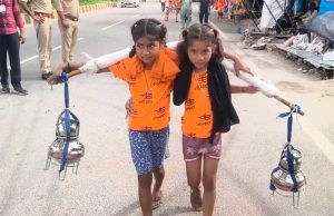 छह साल की महक-अनन्या हरिद्वार से मेरठ तक लाई 11 लीटर जल