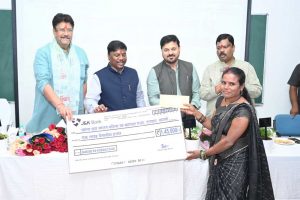 हरेली तिहार पर किसानों को बड़ा उपहार: औषधि पौधों की खेती के लिए 54.36 लाख रुपये की अग्रिम प्रोत्साहन राशि वितरित हरेली तिहार पर किसानों को बड़ा उपहार: औषधि पौधों की खेती के लिए 54.36 लाख रुपये की अग्रिम प्रोत्साहन राशि वितरित