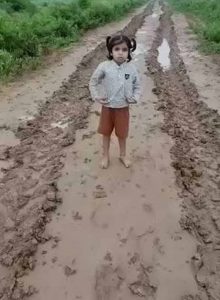 ‘सड़क बनवाओ वरना कुर्सी से हटवा देंगे’, MP में जर्जर सड़क पर बच्ची ने CM मोहन यादव को घेरा