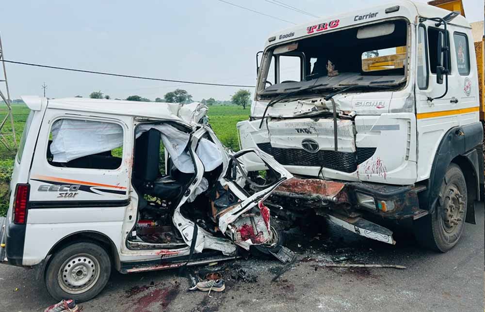 MP के धार में भीषण हादसा, ट्रॉले की टक्कर से वैन सवार गुजरात के 6 युवकों की मौत MP के धार में भीषण हादसा, ट्रॉले की टक्कर से वैन सवार गुजरात के 6 युवकों की मौत