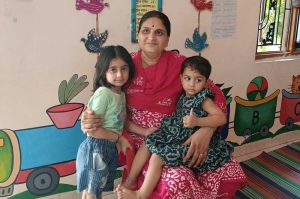 ममता, समर्पण और संकल्प की मिसाल बनीं आंगनवाड़ी कार्यकर्ता शर्मिला ठाकुर