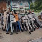 एकता, साहस और सेवा भाव का परिचय देते हुए जवानों ने माल से भरे ट्रक को रेलवे ट्रैक से सुरक्षित दूरी तक पहुंचाया एकता, साहस और सेवा भाव का परिचय देते हुए जवानों ने माल से भरे ट्रक को रेलवे ट्रैक से सुरक्षित दूरी तक पहुंचाया
