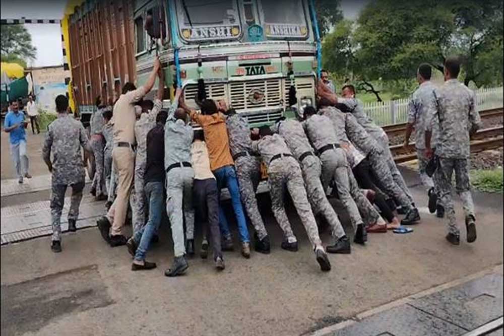 एकता, साहस और सेवा भाव का परिचय देते हुए जवानों ने माल से भरे ट्रक को रेलवे ट्रैक से सुरक्षित दूरी तक पहुंचाया