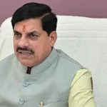 रक्षाबंधन पर्व पर बहनों ने उज्जैन में मुख्यमंत्री को तिलक लगाकर रक्षासूत्र बांधा रक्षाबंधन पर्व पर बहनों ने उज्जैन में मुख्यमंत्री को तिलक लगाकर रक्षासूत्र बांधा