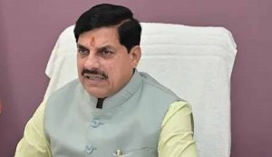 रक्षाबंधन पर्व पर बहनों ने उज्जैन में मुख्यमंत्री को तिलक लगाकर रक्षासूत्र बांधा रक्षाबंधन पर्व पर बहनों ने उज्जैन में मुख्यमंत्री को तिलक लगाकर रक्षासूत्र बांधा