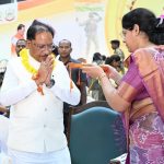 शहादत के सम्मान से जुड़ी स्नेह की डोर : माधुरी ने बांधी राखी, भावुक हुए ‘विष्णु भैया’