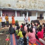 चबूतरे पर बैठकर छात्राओं से की आत्मीय चर्चा, स्वास्थ्य, पढ़ाई, करियर और छात्रावास की व्यवस्थाओं की ली जानकारी चबूतरे पर बैठकर छात्राओं से की आत्मीय चर्चा, स्वास्थ्य, पढ़ाई, करियर और छात्रावास की व्यवस्थाओं की ली जानकारी