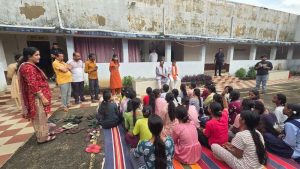 चबूतरे पर बैठकर छात्राओं से की आत्मीय चर्चा, स्वास्थ्य, पढ़ाई, करियर और छात्रावास की व्यवस्थाओं की ली जानकारी चबूतरे पर बैठकर छात्राओं से की आत्मीय चर्चा, स्वास्थ्य, पढ़ाई, करियर और छात्रावास की व्यवस्थाओं की ली जानकारी