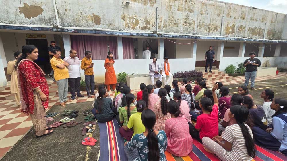 चबूतरे पर बैठकर छात्राओं से की आत्मीय चर्चा, स्वास्थ्य, पढ़ाई, करियर और छात्रावास की व्यवस्थाओं की ली जानकारी
