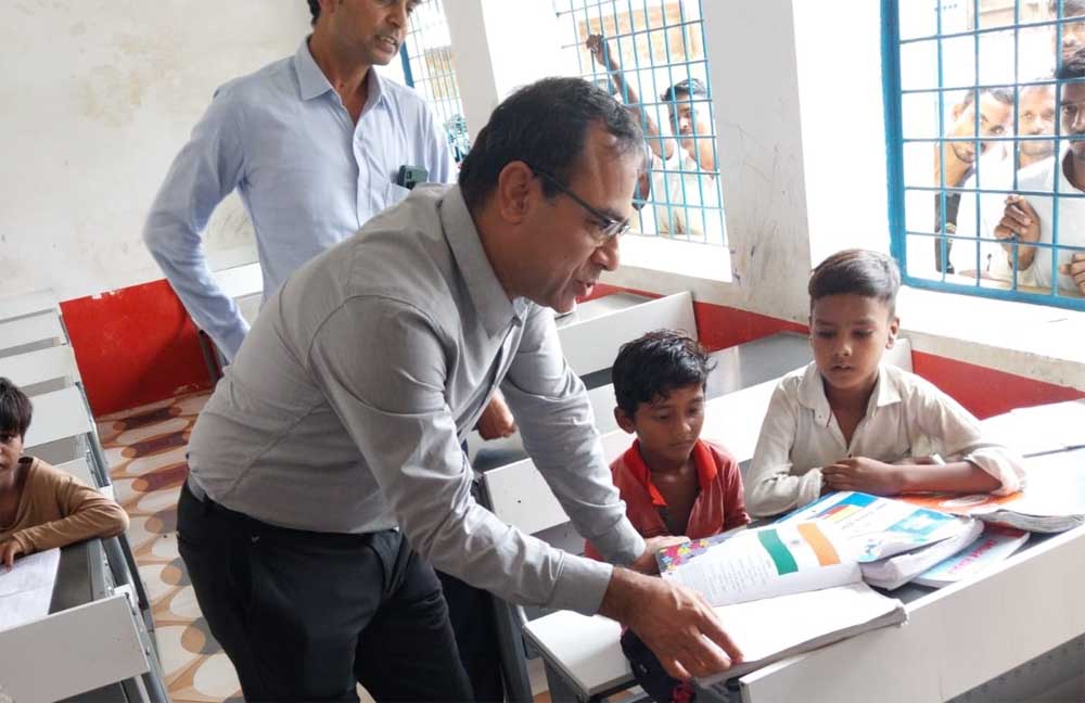 स्कूल शिक्षा विभाग के प्रमुख सचिव ने बच्चों के साथ बैठकर देखी पढ़ाई, शिक्षकों से संवाद कर शिक्षा की गुणवत्ता पर दिए सुझाव स्कूल शिक्षा विभाग के प्रमुख सचिव ने बच्चों के साथ बैठकर देखी पढ़ाई, शिक्षकों से संवाद कर शिक्षा की गुणवत्ता पर दिए सुझाव