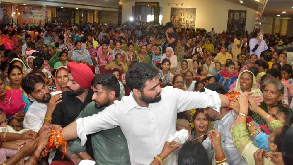 नशे की बलि चढ़े परिवारों की 356 महिलाओं ने BJP नेता संग मनाया रक्षाबंधन