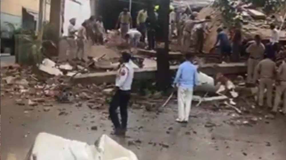 Chandigarh Building Collapse: जर्जर भवन गिरने से दो व्यापारियों की मौत, इलाके में मचा हड़कंप
