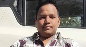 बाथरूम जाने के बहाने खुलवाई हथकड़ी, फिर पुलिसकर्मियों की आंखों में मिर्च झोंककर भागा तस्कर बाथरूम जाने के बहाने खुलवाई हथकड़ी, फिर पुलिसकर्मियों की आंखों में मिर्च झोंककर भागा तस्कर