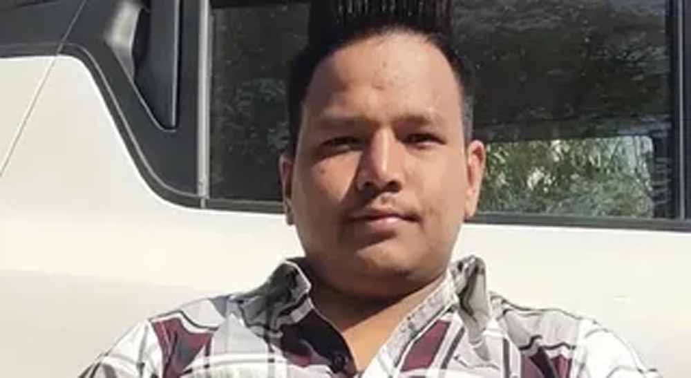 बाथरूम जाने के बहाने खुलवाई हथकड़ी, फिर पुलिसकर्मियों की आंखों में मिर्च झोंककर भागा तस्कर बाथरूम जाने के बहाने खुलवाई हथकड़ी, फिर पुलिसकर्मियों की आंखों में मिर्च झोंककर भागा तस्कर