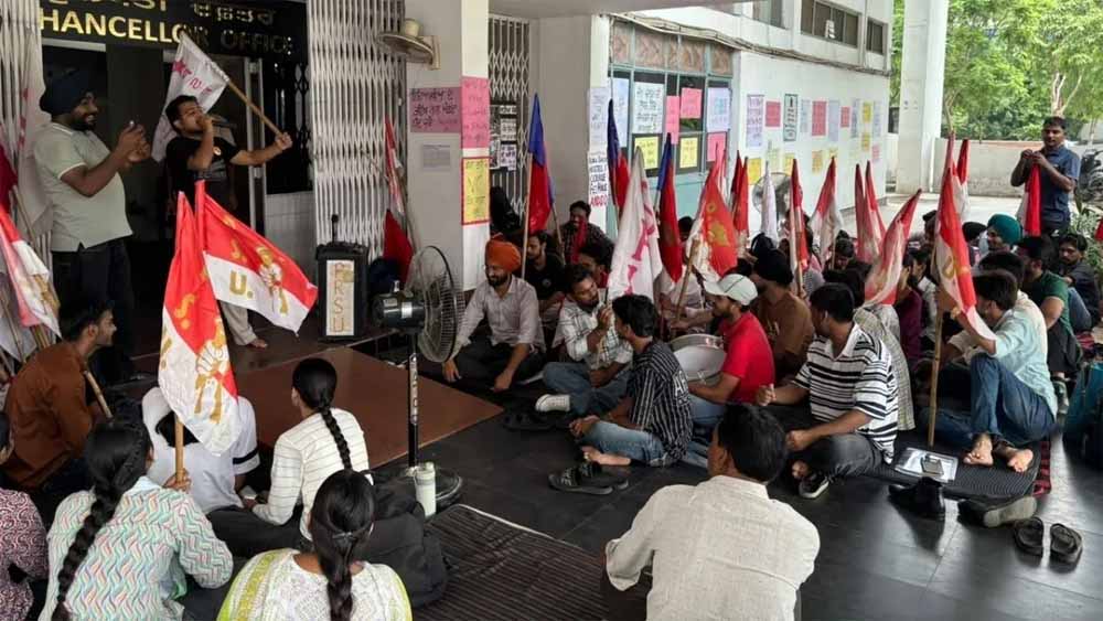 फीस बढ़ोतरी पर नहीं माने छात्र, पंजाबी यूनिवर्सिटी में धरना जारी