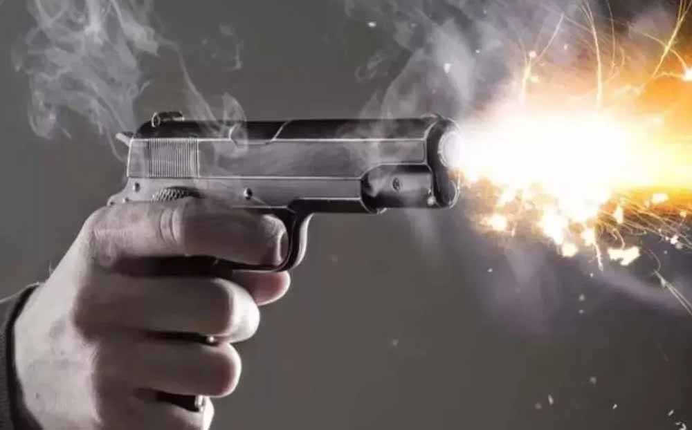 प्री-वेडिंग शूट बना मुसीबत, दूल्हे ने की 7 राउंड फायरिंग; पुलिस तलाश में जुटी प्री-वेडिंग शूट बना मुसीबत, दूल्हे ने की 7 राउंड फायरिंग; पुलिस तलाश में जुटी