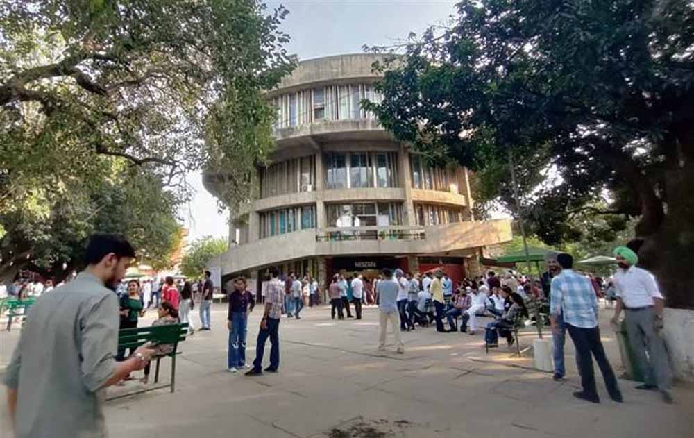 Punjab University में बम धमाके की धमकी से हड़कंप, स्टूडेंट सेंटर की जांच में जुटी एजेंसियां Punjab University में बम धमाके की धमकी से हड़कंप, स्टूडेंट सेंटर की जांच में जुटी एजेंसियां