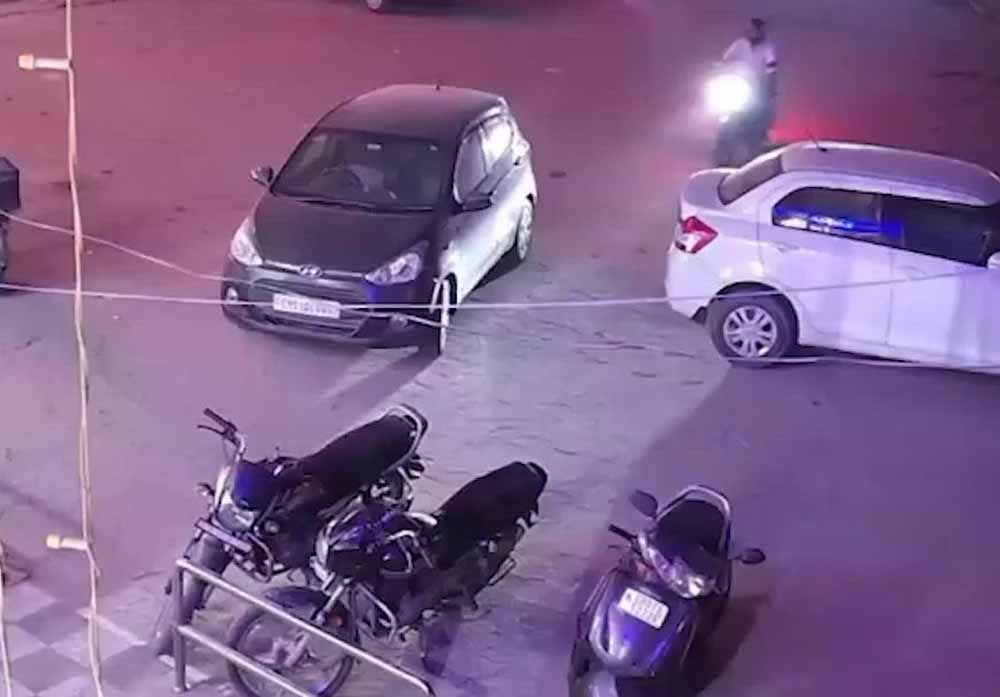 मोहाली में सड़क हादसा: चौराहा पार करते समय दो युवतियां कार की चपेट में आईं