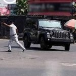 Amritsar में Thar का खतरनाक स्टंट, ड्राइविंग सीट छोड़ दरवाजे पर खड़ा होकर चलाई गाड़ी