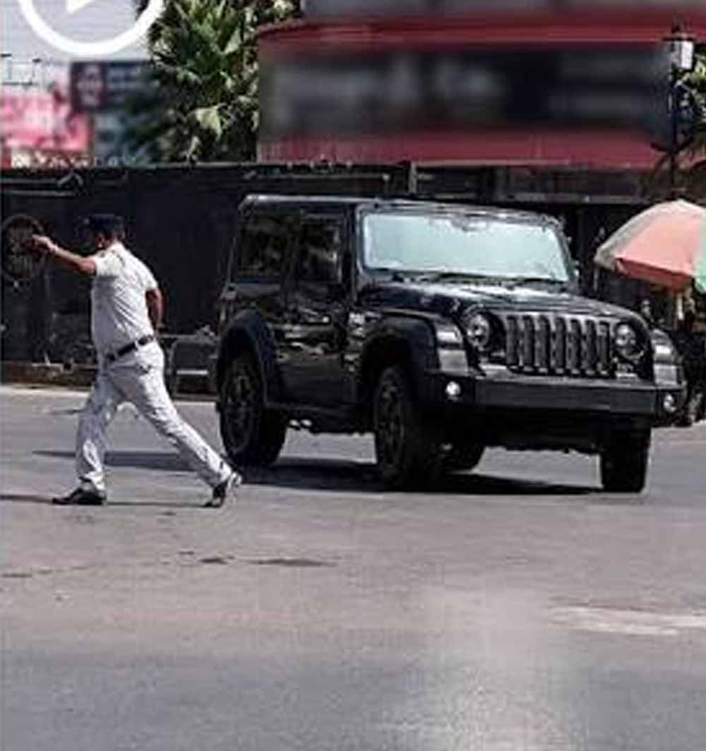 Amritsar में Thar का खतरनाक स्टंट, ड्राइविंग सीट छोड़ दरवाजे पर खड़ा होकर चलाई गाड़ी Amritsar में Thar का खतरनाक स्टंट, ड्राइविंग सीट छोड़ दरवाजे पर खड़ा होकर चलाई गाड़ी