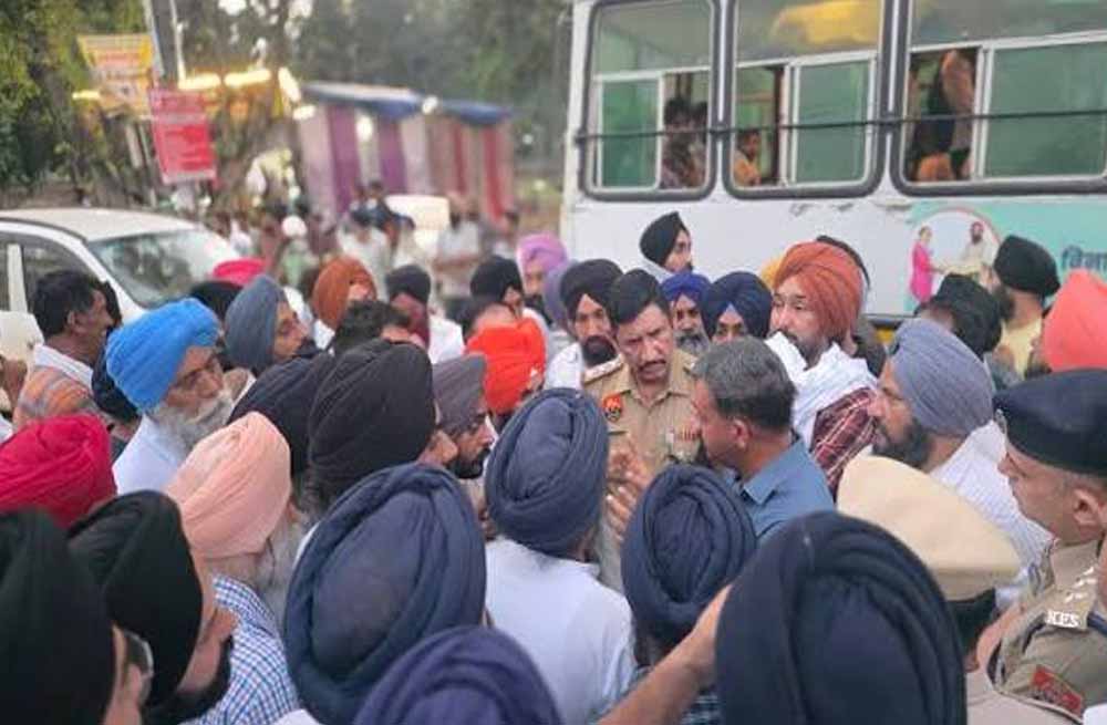 Punjab Bandh: लुधियाना में सिख जत्थेबंदियों ने नेशनल हाईवे जाम कर रोका यातायात Punjab Bandh: लुधियाना में सिख जत्थेबंदियों ने नेशनल हाईवे जाम कर रोका यातायात