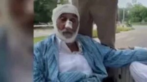 Punjab News: बंदी सिखों की रिहाई के लिए अनोखा विरोध, मरीज बनकर राजभवन पहुंचे अकाली दल नेता Punjab News: बंदी सिखों की रिहाई के लिए अनोखा विरोध, मरीज बनकर राजभवन पहुंचे अकाली दल नेता