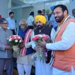 राज्यपाल के ‘एट होम’ कार्यक्रम में जुटे पंजाब और हरियाणा के मुख्यमंत्री, लोक भवन में हुआ स्वागत