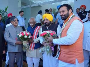 राज्यपाल के ‘एट होम’ कार्यक्रम में जुटे पंजाब और हरियाणा के मुख्यमंत्री, लोक भवन में हुआ स्वागत
