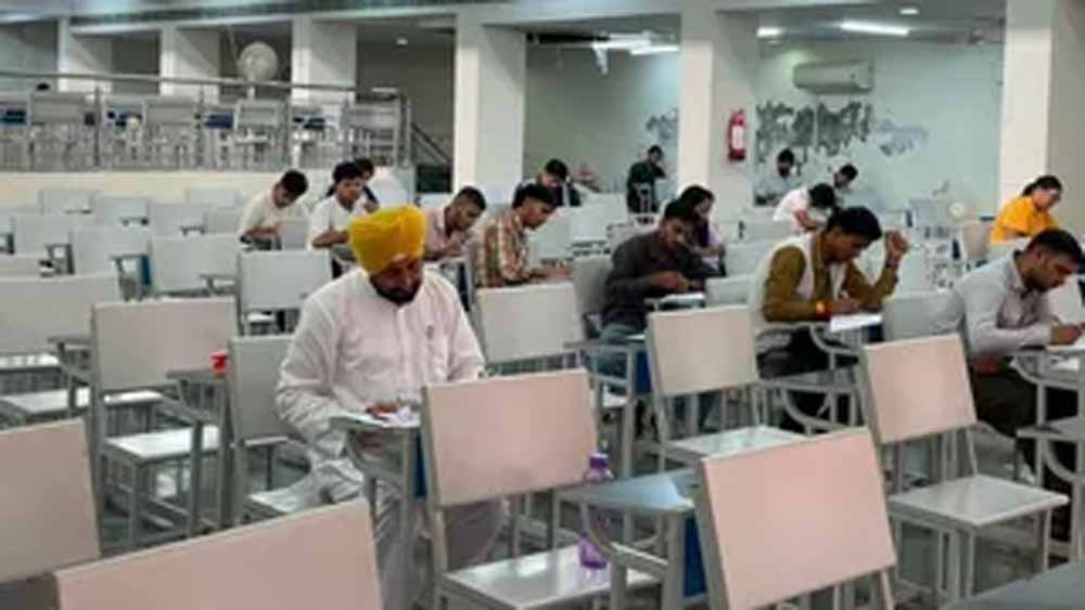 चन्नी की परीक्षा वाली फोटो पर विवाद, जांच की मांग के बीच NSUI ने युवाओं के लिए बताया प्रेरणादायक चन्नी की परीक्षा वाली फोटो पर विवाद, जांच की मांग के बीच NSUI ने युवाओं के लिए बताया प्रेरणादायक