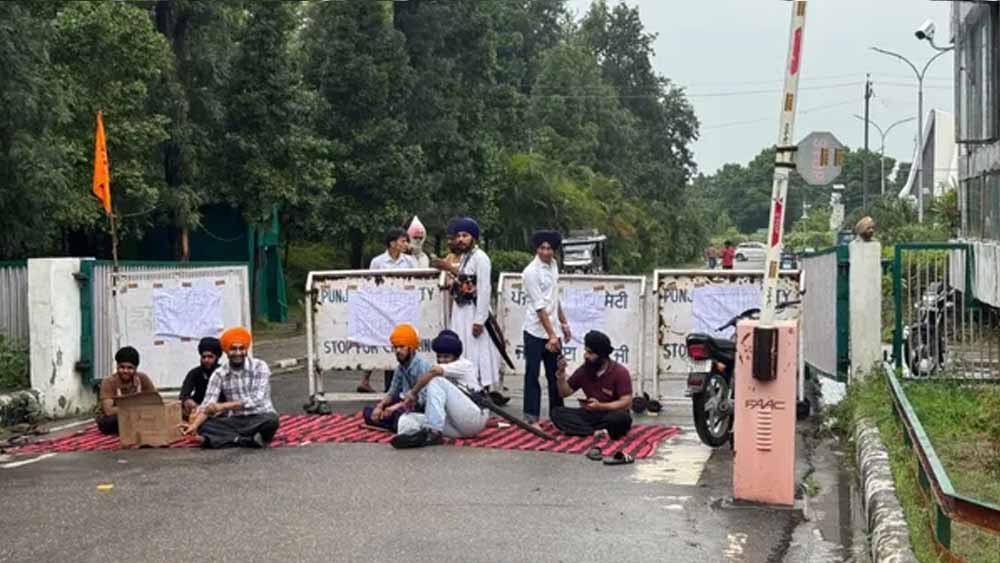 फीस बढ़ोतरी से भड़के छात्र! PU के सभी गेट बंद, VC कार्यालय के बाहर दिया धरना