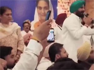 कांग्रेस बैठक में बवाल, चन्नी समर्थकों का राजा वड़िंग के खिलाफ जोरदार विरोध कांग्रेस बैठक में बवाल, चन्नी समर्थकों का राजा वड़िंग के खिलाफ जोरदार विरोध