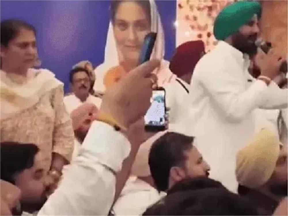 कांग्रेस बैठक में बवाल, चन्नी समर्थकों का राजा वड़िंग के खिलाफ जोरदार विरोध कांग्रेस बैठक में बवाल, चन्नी समर्थकों का राजा वड़िंग के खिलाफ जोरदार विरोध