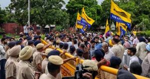 चंडीगढ़ में AAP का प्रदर्शन उग्र, पुलिस ने वॉटर कैनन से खदेड़ा, नेताओं-कार्यकर्ताओं की झड़प