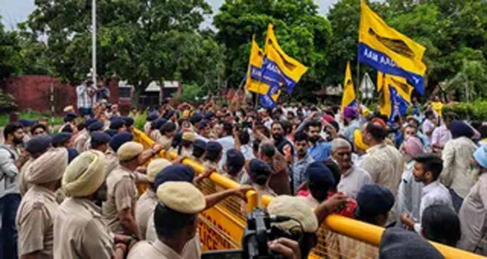 चंडीगढ़ में AAP का प्रदर्शन उग्र, पुलिस ने वॉटर कैनन से खदेड़ा, नेताओं-कार्यकर्ताओं की झड़प चंडीगढ़ में AAP का प्रदर्शन उग्र, पुलिस ने वॉटर कैनन से खदेड़ा, नेताओं-कार्यकर्ताओं की झड़प